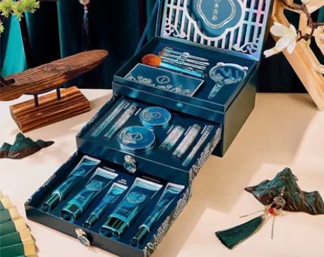 清荷韵美妆护肤套盒18件套 品牌：尤莉尤拉...