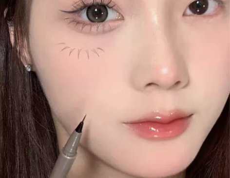 0.01mm极细眼线液笔 多功能使用：卧蚕...