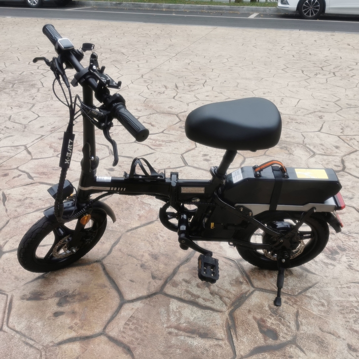 代出一台锋鸟48V25A折叠电动车，去年9...