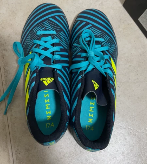 全新阿迪adidas足球鞋，中国码36，亲...