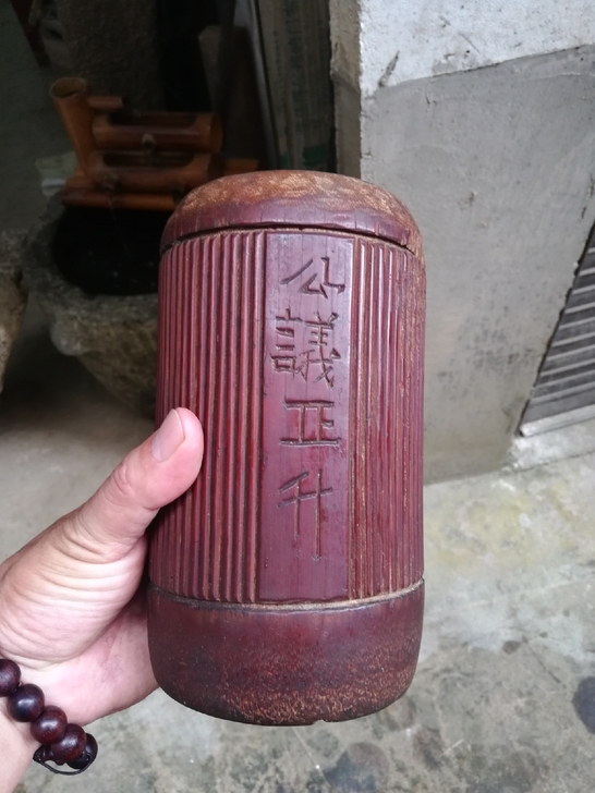清代民间量米的衡量器，升筒，包老，品像如图