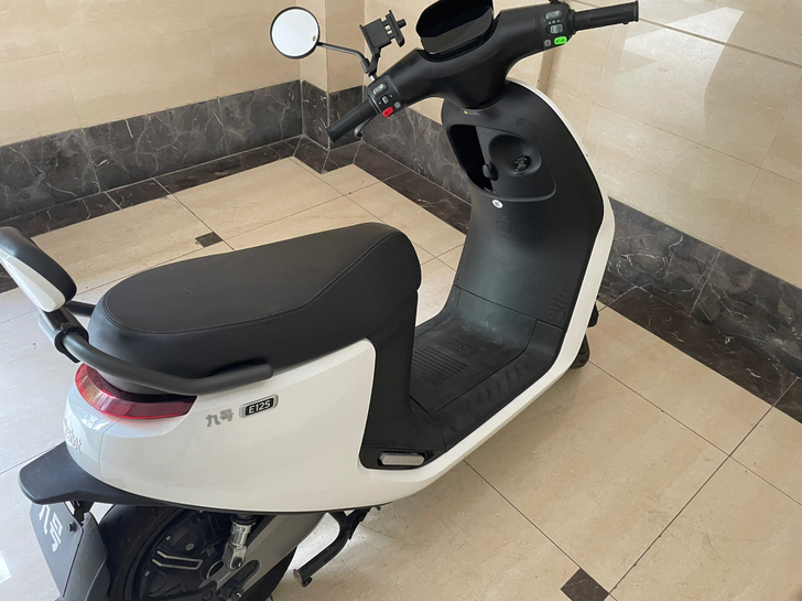 白色九号E125电动车