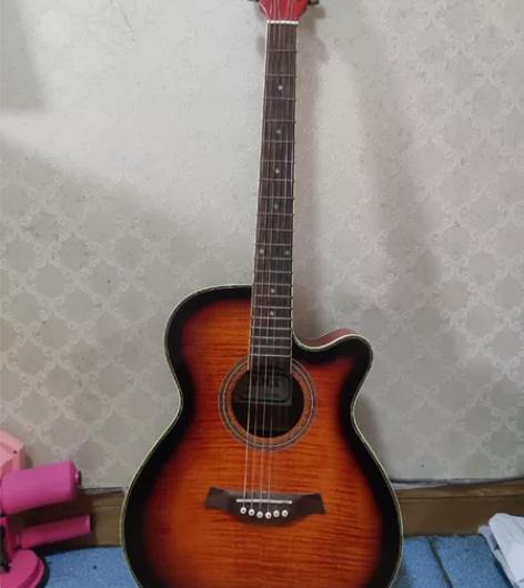 一把旧吉他，好几年前家里人买的 感兴趣的话...