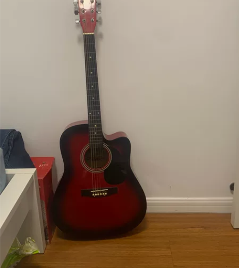 吉他…闲置。朋友搬家留下来的，我也不会弹…...