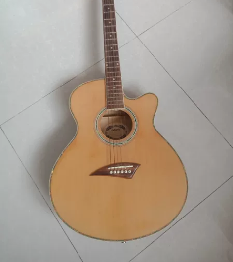 八成新吉他没有任何瑕疵声音也很好买回来3年...