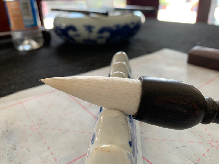 纯羊毫斗笔，擅画牡丹芙蓉，也擅对联等，由春...