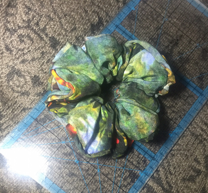 青梅。真丝大发圈。那一抹或深或浅的蓝，淡雅...