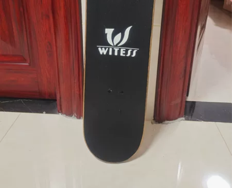 滑板，所见即所得，图片是刚洗了拍的，只有两...