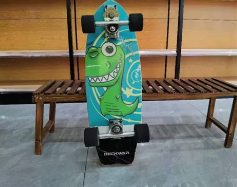 DK品牌陆地冲浪板。30寸小恐龙图案。几乎...