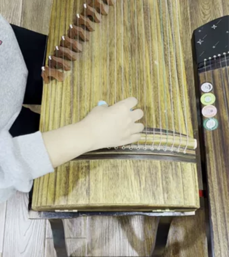 上海乐器展背回来的平价125古筝 这架琴是...