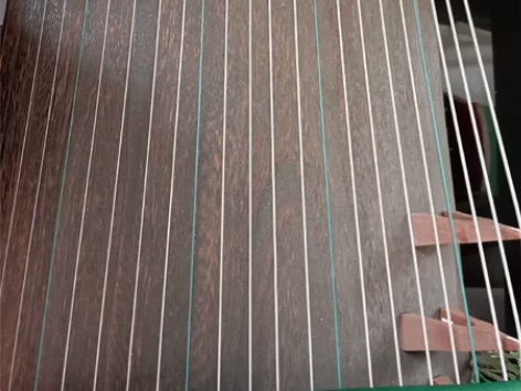 一个古筝,国产,标准练习琴,不记得什么牌子...