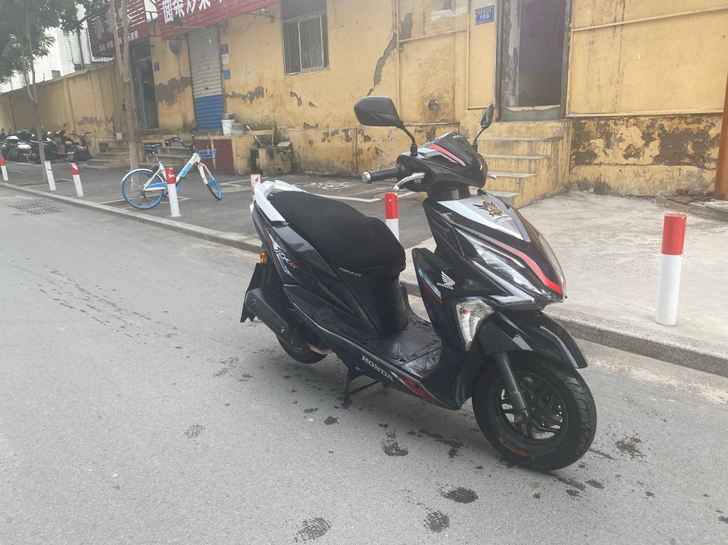 一九四月分的本田裂行125 跑了不多 地库...