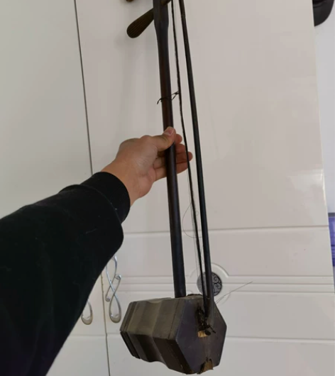 家里老太爷留下来的，二胡紫檀木，在爷爷家墙...