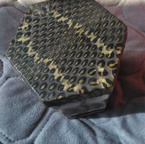 老孔雀牌二胡琴筒一个，皮子有个小眼以修好了...