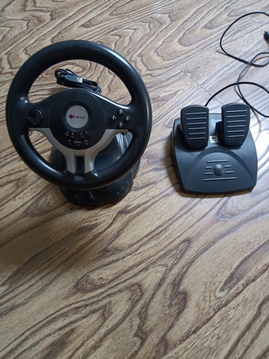 莱仕达游戏方向盘一套，带换挡拨片震动反馈。...