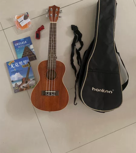 尤克里里，配件比较齐全，琴弦，调音器，琴包...