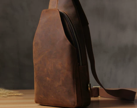 2022新款男士真皮胸包多功能牛皮斜跨包疯...
