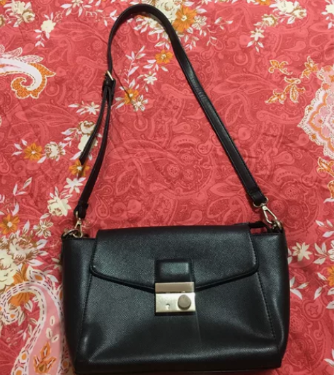 达芙妮女士黑色斜挎包单肩包 专柜400多买...