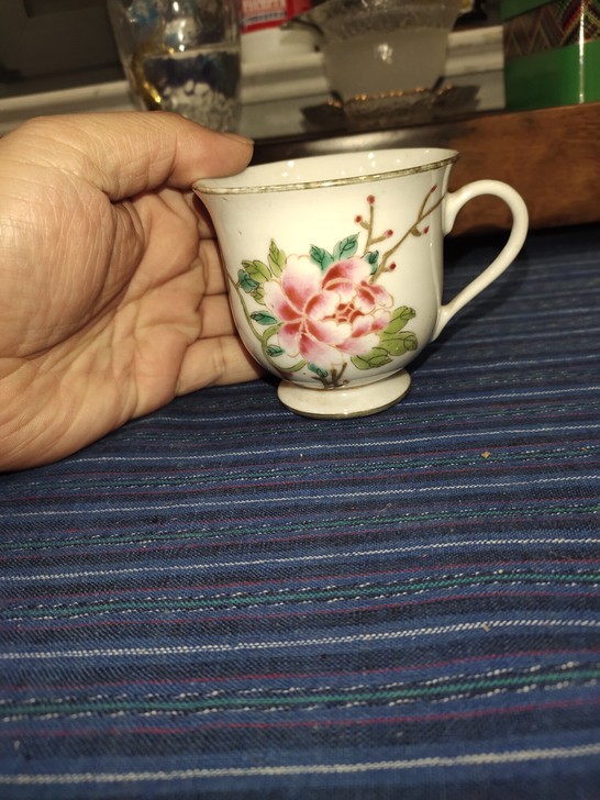 解放初义和款花卉杯子