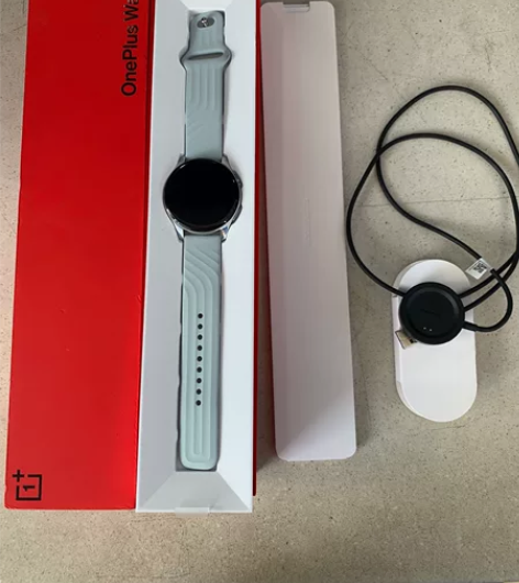 一加手表。买来没怎么用。 外观新，没有磕碰...