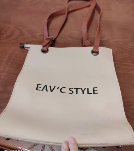 一款很大的手提包，可以装平板，装书！适合大...