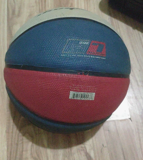 Nike篮球，手感硬朗，限同城自提 感兴趣...