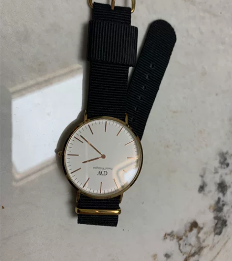 DW手表 专柜买的，一直放在书柜里，从未换...