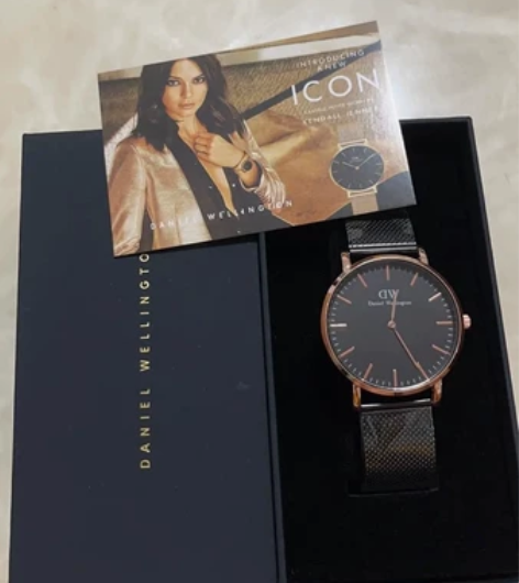 dw男士手表，表带是钢带的，很好看而且防水...