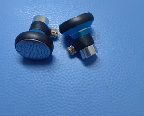 金属壳，森海单元，解析好，低音好。低价出手...