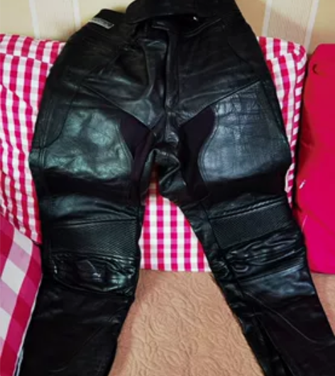超牛的一条复古皮裤,流淌着岁月的痕迹,看着...