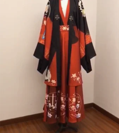 有自己的服装工厂从设计到成衣再到作品集拍摄...