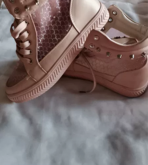 全新,铆钉透气网眼内增高鞋,37码 感兴趣...