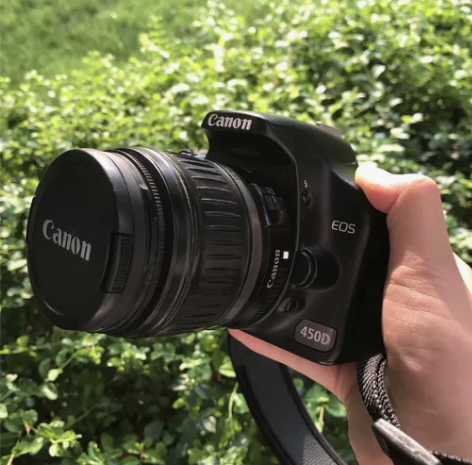 出一款佳能eos450d单反套机 成色如图...