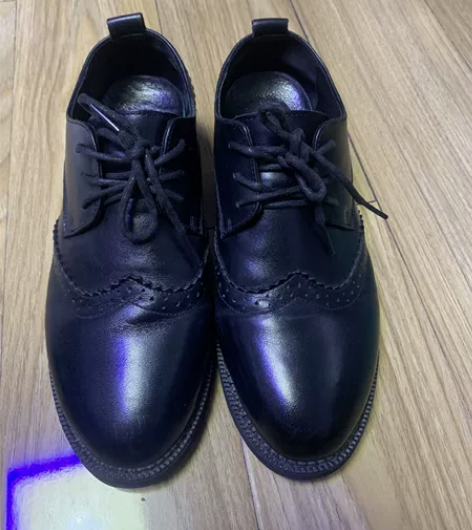 黑色布洛克复古皮鞋平跟休闲皮鞋 感兴趣的话...