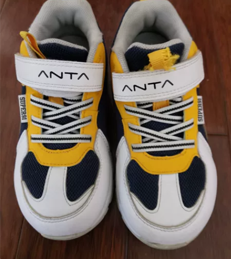 安踏儿童休闲鞋皮面防水 童鞋儿童跑步运动鞋...