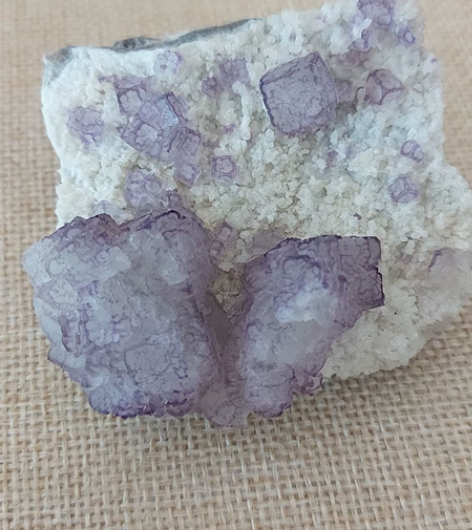天然二维码萤石,因酷似二维码而得名。 用手...