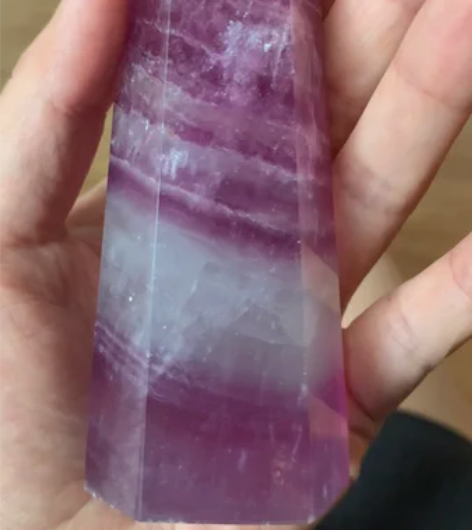 包邮纯天然紫色萤石六棱水晶柱摆件平底假一赔...