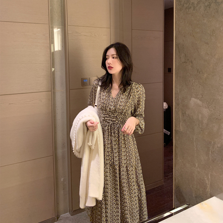 春装2020年流行新款法式复古长袖碎花连衣...