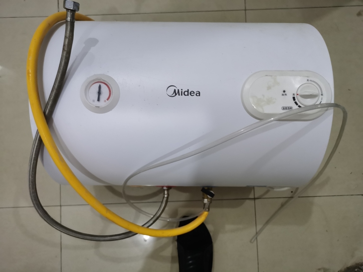 闲置电热水器，8成新，换燃气热水器了，拆下...