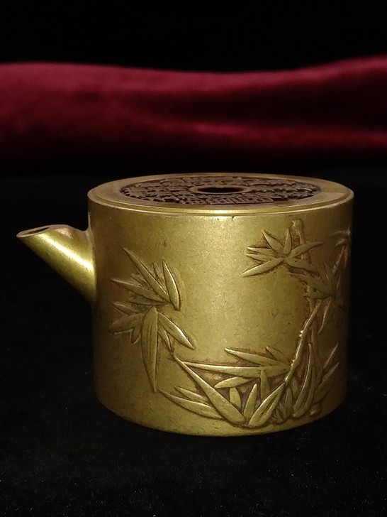 圆柱形研滴，砚滴又称水滴、书滴，是一种古老...