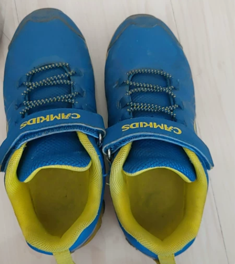 小骆驼童鞋，10元包邮，内长21厘米，二手...