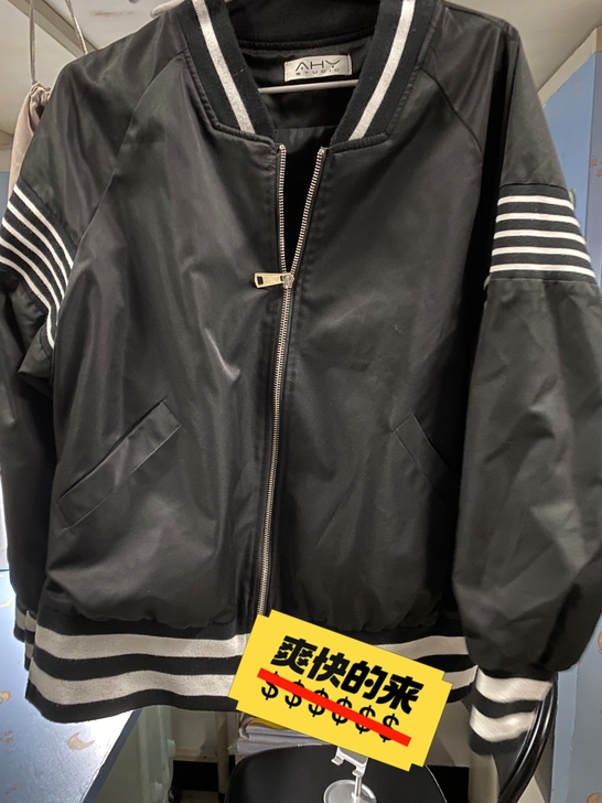 出售一件黑色棒球外套！八九成新！仅穿过一两...