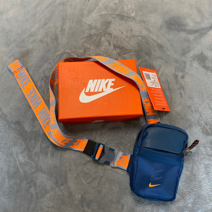 闲置在家耐克迷你斜挎包，朋友去日本买回来的...