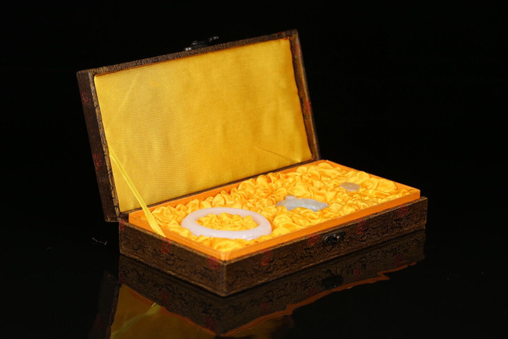 旧藏和田玉籽料手镯、带扣、路路通一套，带皮...