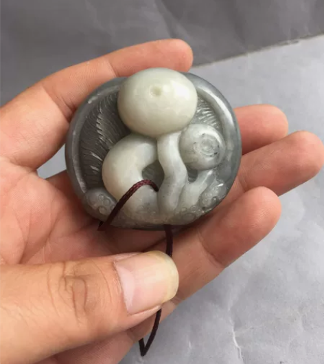 创汇时期和田青花籽料君子佩手把件,原籽雕琢...