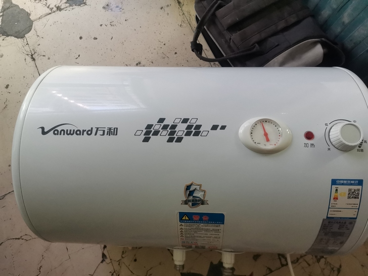 万和40升圆筒热水器，在龙岗爱联太平村28...