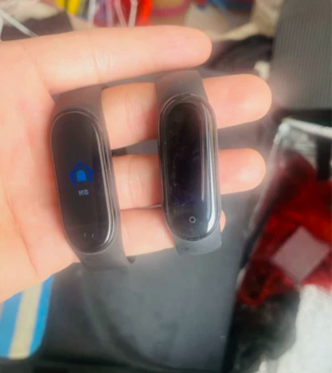 小米手环一个4代一个5代,4代正常使用,满...