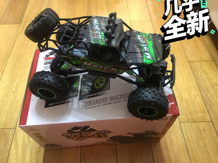 四驱遥控大号越野车 配有遥控手柄，车身里有...