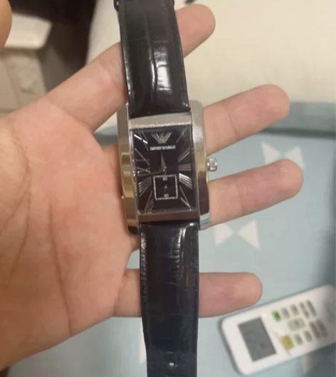 阿玛尼手表有轻微磨损。 感兴趣的话点“我想...