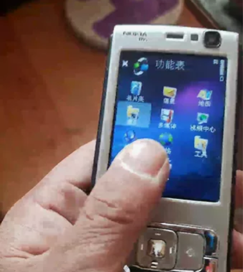 原装诺基亚n95。一切正常，电池后盖卡扣坏...